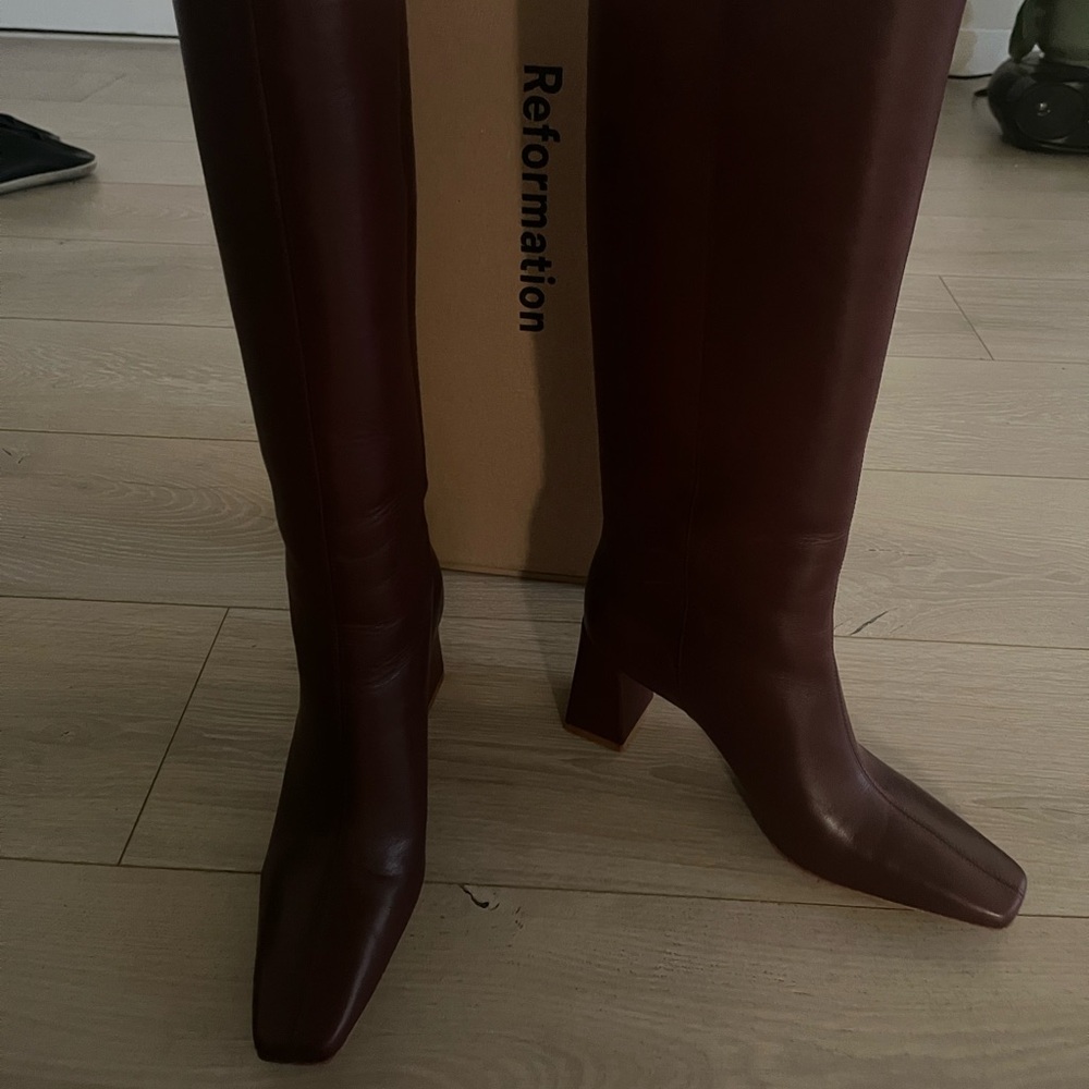Reformation river boots, seen on Taylor swift :) 
Brand new as it is, size 7.5
